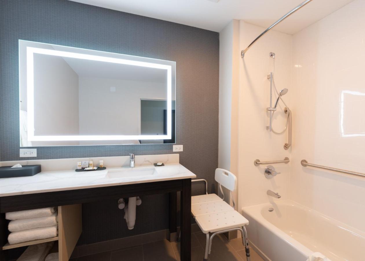 La Quinta Inn & Suites By Wyndham Shorewood Luaran gambar