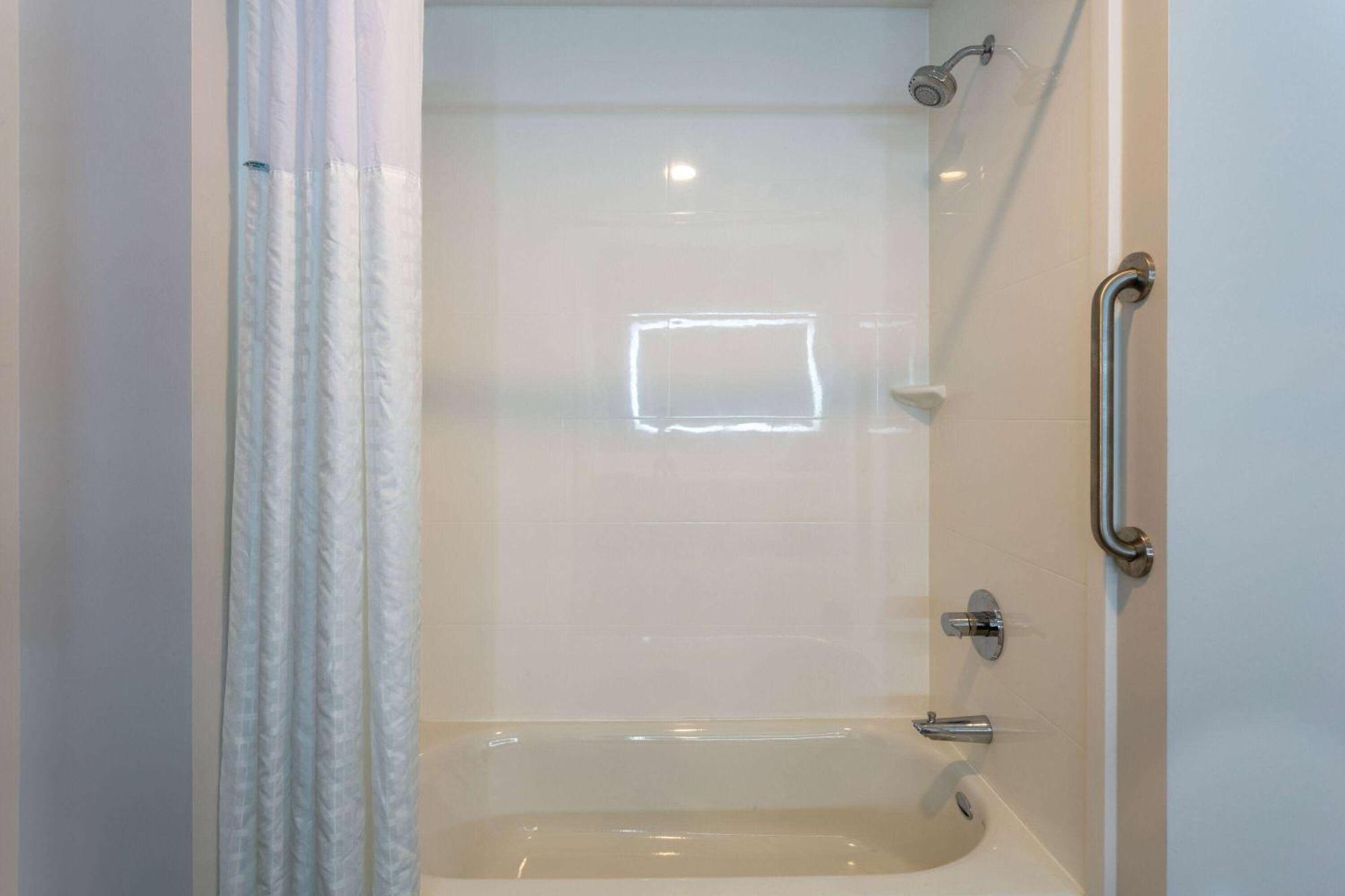 La Quinta Inn & Suites By Wyndham Shorewood Luaran gambar