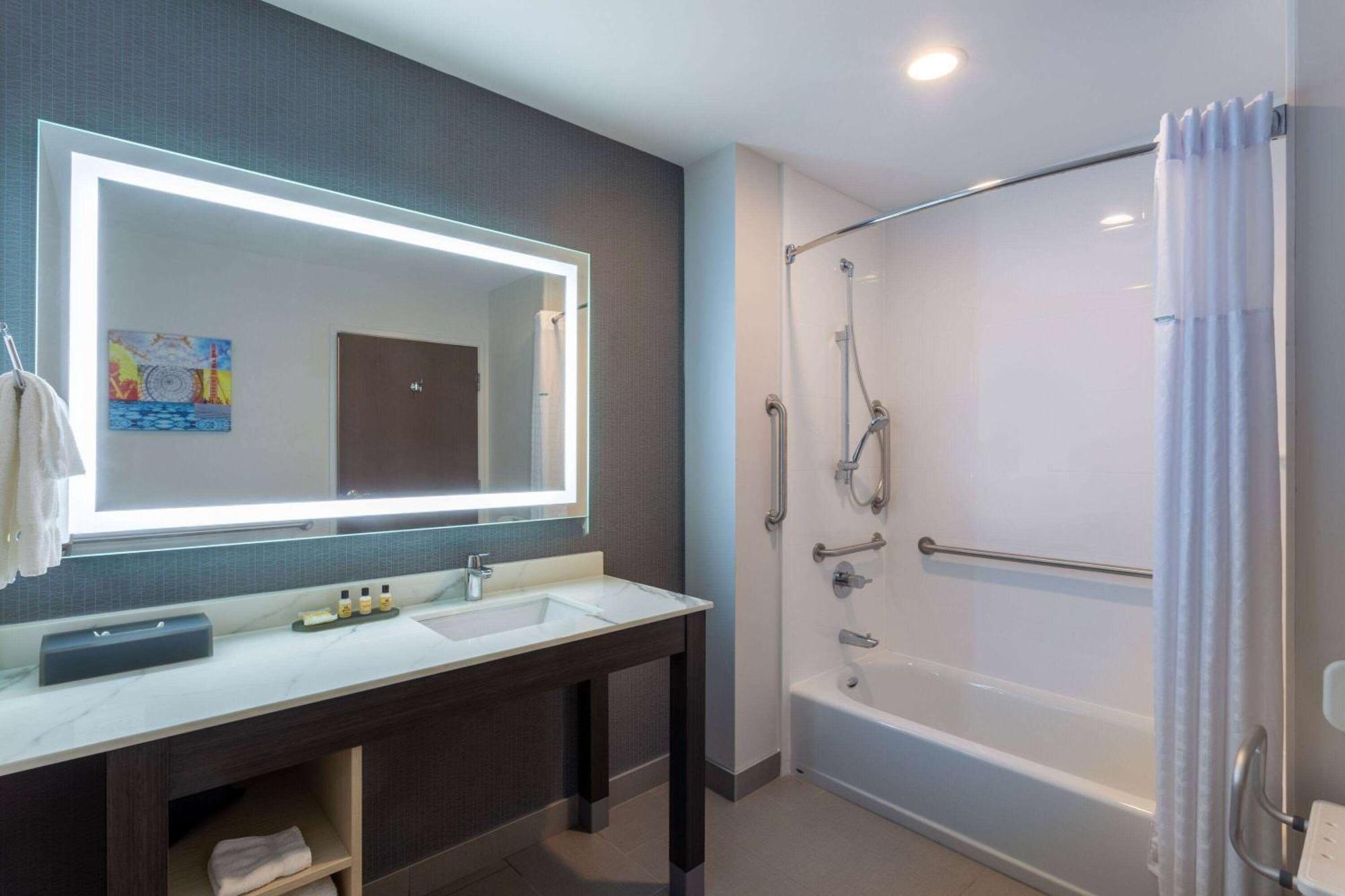 La Quinta Inn & Suites By Wyndham Shorewood Luaran gambar
